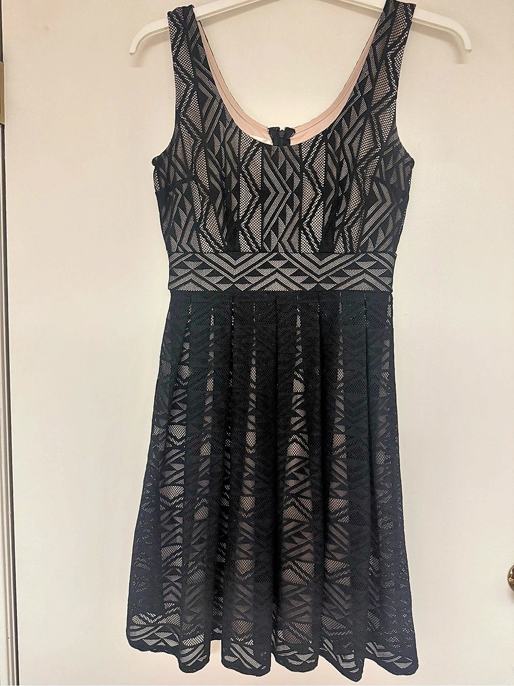 London Times Geometric Lace Dress in Black Size 2 Like New